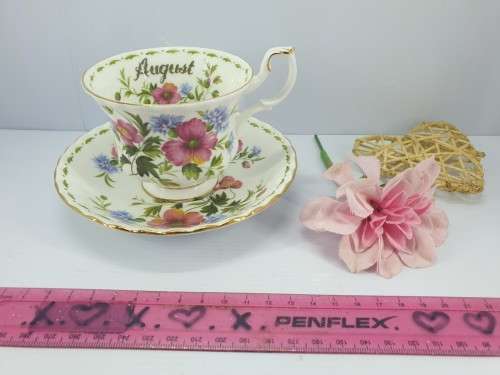 COMPLETE SET . Flowers of the month Royal Albert . mint condition