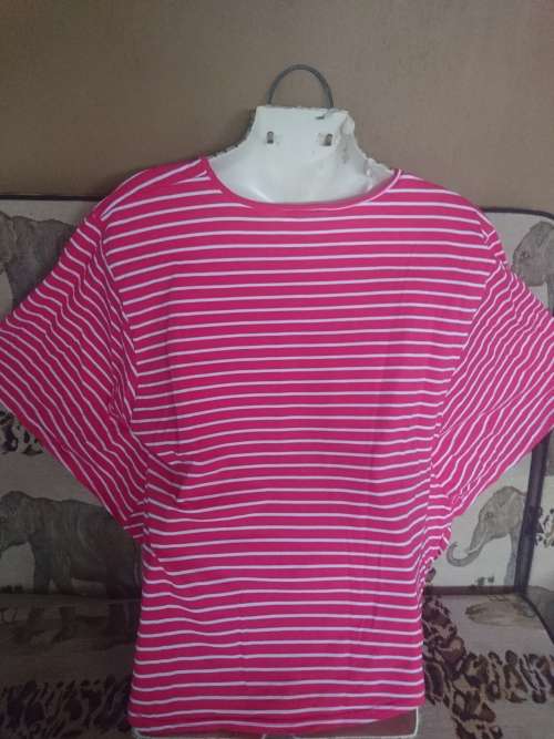 Pink and White striped Incync Ladies T-Shirt with Batwing-sleeves Size XL (Very good condition)