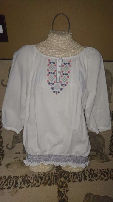 Pretty White Woolworths Blouse with Embroidery details Size 18 Very good condition!!
