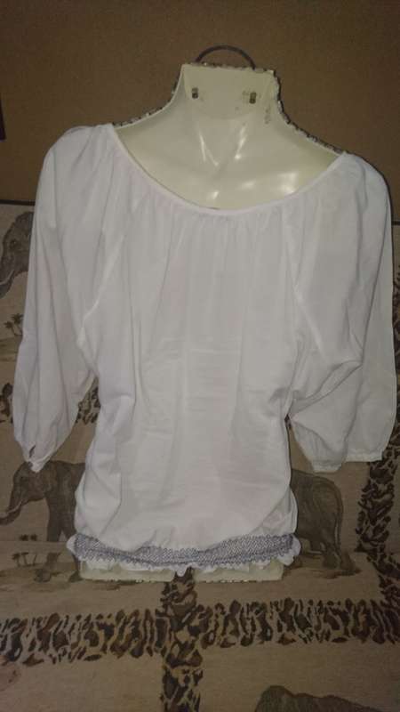 Pretty White Woolworths Blouse with Embroidery details Size 18 Very good condition!!