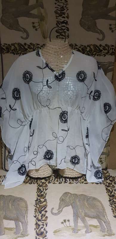 AS NEW!! Pretty "Fashion Express" White Ladies Blouse with batwing-sleeves Size 18