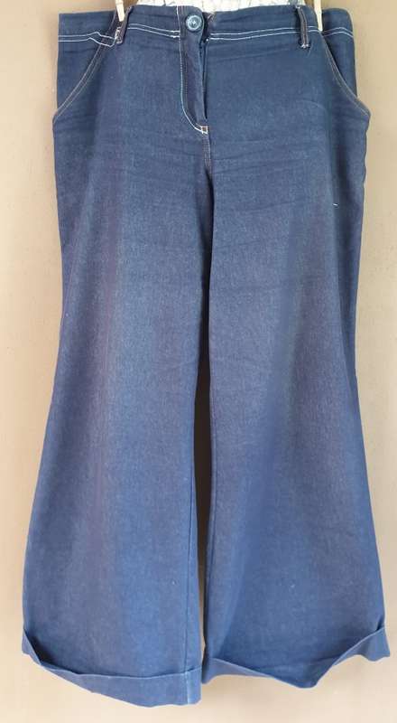 Ladies Dark Blue Wide-leg "Foschini" Jeans Size 14 (71% Cotton, 25% Polyester, 4% Spandex)