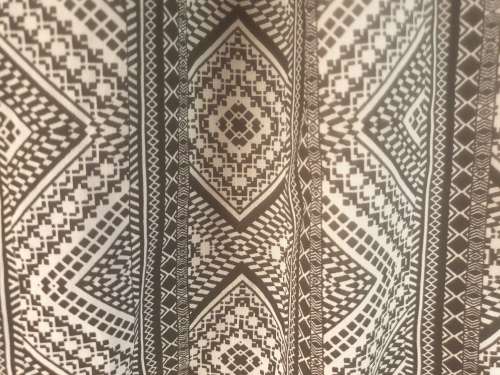 AS NEW!! Pretty black and white Ladies Blouse with elasticated waist Size 44