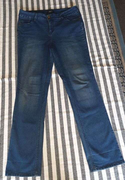 Ladies `WonderFit` Straight Leg Jeans Size 16 / 40 (Small hole on knee)