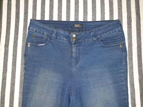 Ladies `WonderFit` Straight Leg Jeans Size 16 / 40 (Small hole on knee)