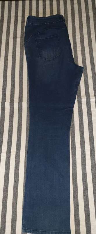 Ladies `WonderFit` Straight Leg Jeans Size 16 / 40 (Small hole on knee)