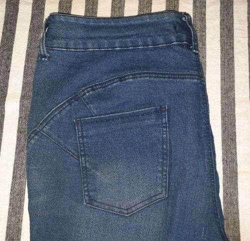 Ladies `WonderFit` Straight Leg Jeans Size 16 / 40 (Small hole on knee)