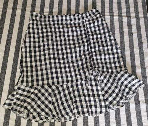 AS NEW!! Ladies Black and White Skirt Size 36