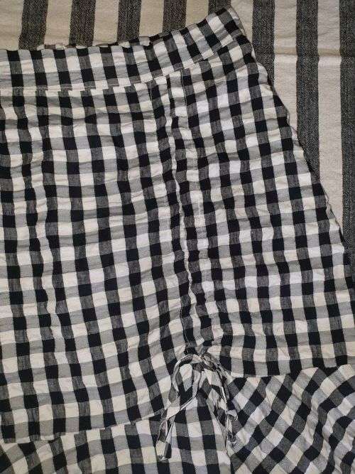 AS NEW!! Ladies Black and White Skirt Size 36