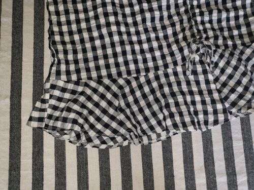 AS NEW!! Ladies Black and White Skirt Size 36