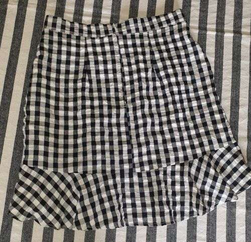 AS NEW!! Ladies Black and White Skirt Size 36