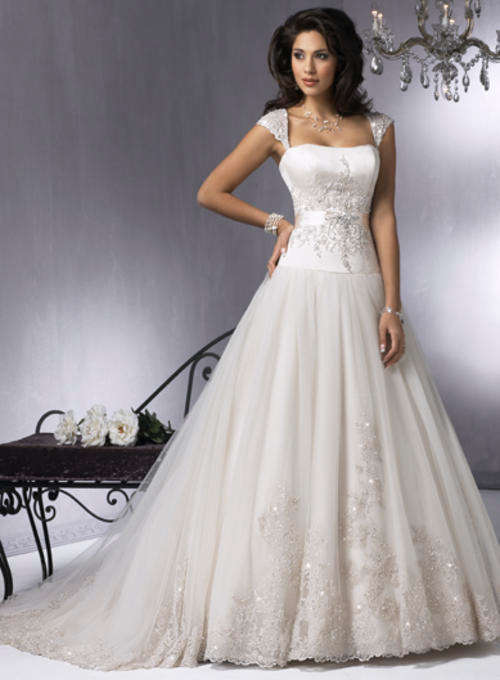 Stunning, Custom Made Wedding Dress - FREE Quality Bridal Tiara & Jewellery valued at R800