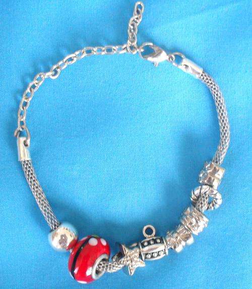 STUNNING PANDORA STYLE BRACELET WITH SILVER CHARMS & GLASS BEAD - See Photos !