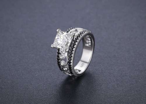 *1.25CT SOLID 925 STERLING SILVER  PRINCESS CUT RING*