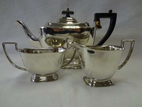 Sheffield Silver Plate Teaset incl: teapot, milkjug & sugarbowl made in England - as per photo