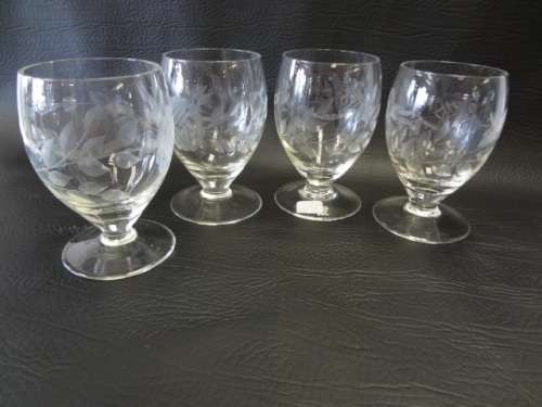 Set of 4 Vintage Etched Wine Glasses with 1 extra 11 cm - as per photo