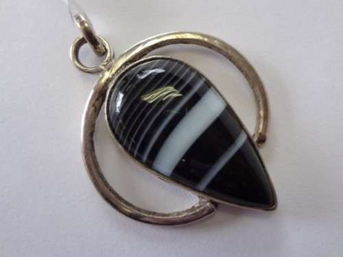 925 Sterling Silver pendant with black and white insert weight 157g - as per photo