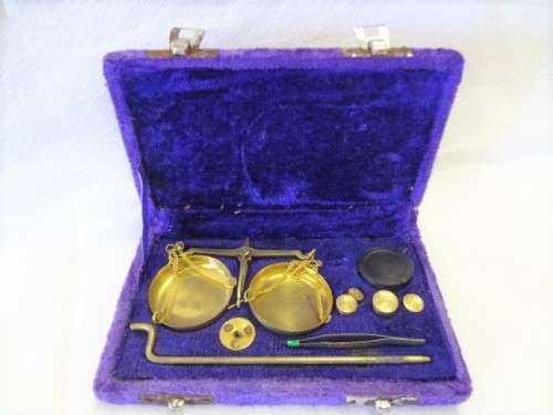 Antique Apothecary scale in box with weights - as per photo