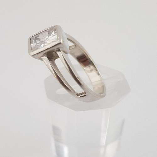 925 Sterling Silver Ring weight 4g size O as per photo