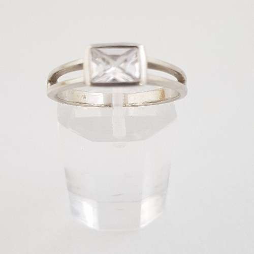925 Sterling Silver Ring weight 4g size O as per photo