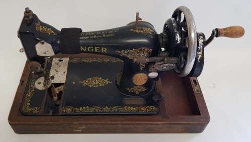Singer sewing machine as per photo