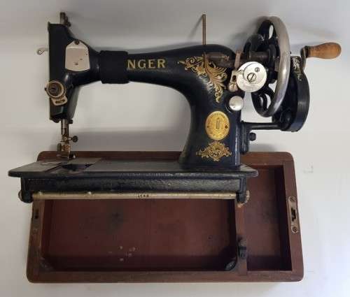 Singer sewing machine as per photo