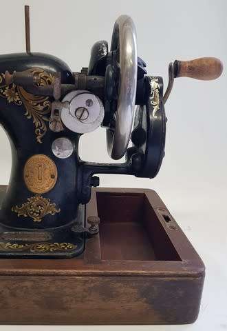 Singer sewing machine as per photo