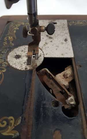 Singer sewing machine as per photo