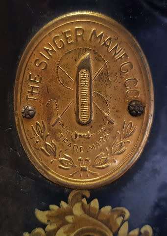 Singer sewing machine as per photo