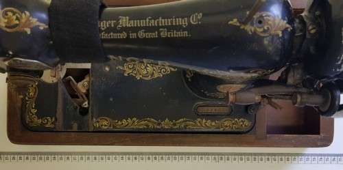 Singer sewing machine as per photo