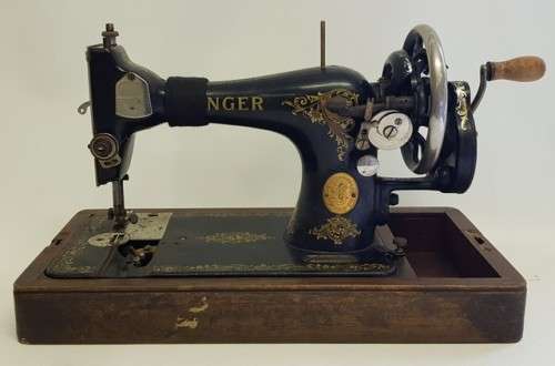 Singer sewing machine as per photo