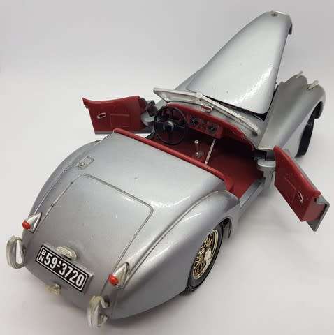 1948 Jaguar XK-120 ERTL 1:18 model car as per photo