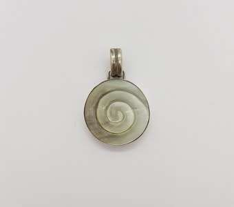 925 Sterling Silver Mother of Pearl Pendant weight 5.4g as per photo