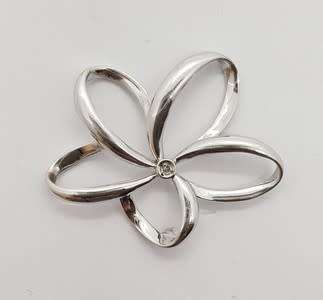 925 Sterling Silver Flower Pendant with makers mark HTIA/U weight 3.4g as per photo