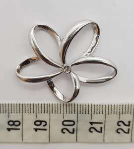 925 Sterling Silver Flower Pendant with makers mark HTIA/U weight 3.4g as per photo