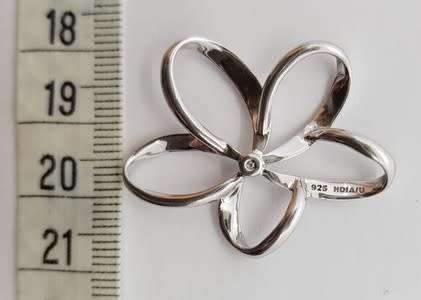 925 Sterling Silver Flower Pendant with makers mark HTIA/U weight 3.4g as per photo
