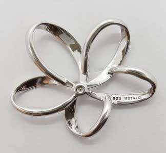 925 Sterling Silver Flower Pendant with makers mark HTIA/U weight 3.4g as per photo