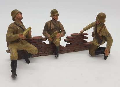 Lot of 7 painted lead soldiers as per photo
