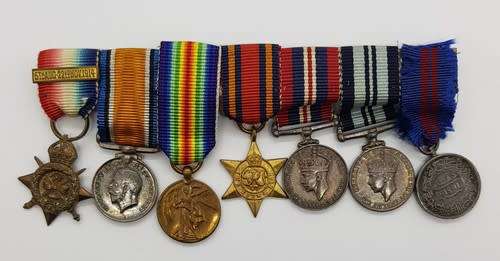 Set of WWI and WW2 miniature medal set - as per scan