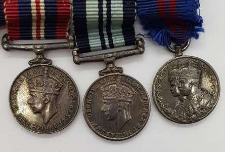 Set of WWI and WW2 miniature medal set - as per scan