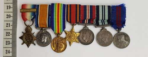 Set of WWI and WW2 miniature medal set - as per scan