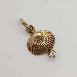 9k Gold and Diamond Shell pendant weight 0.5g s per photo