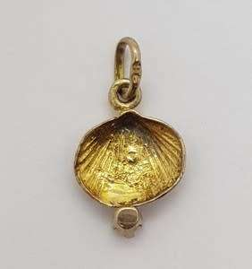 9k Gold and Diamond Shell pendant weight 0.5g s per photo