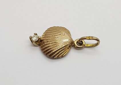 9k Gold and Diamond Shell pendant weight 0.5g s per photo