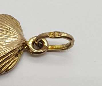 9k Gold and Diamond Shell pendant weight 0.5g s per photo