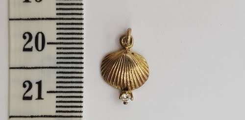 9k Gold and Diamond Shell pendant weight 0.5g s per photo