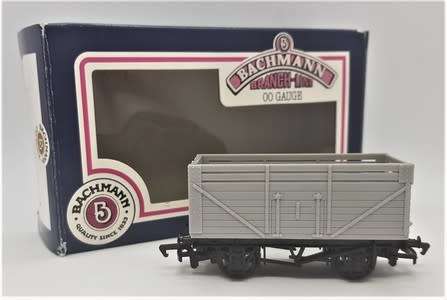 Bachmann 9 Plank wagon undecorated 00 Gauge in box as per photo