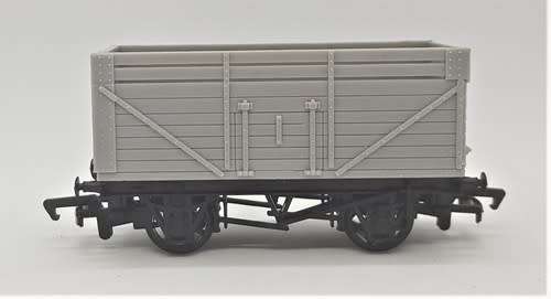 Bachmann 9 Plank wagon undecorated 00 Gauge in box as per photo