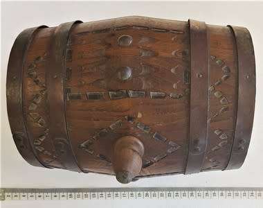 Miniature Whiskey Barrel with shot glasses - missing tap - as per photo