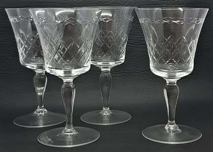 Lot of 4 Wine Glasses 16 cm - as per photo